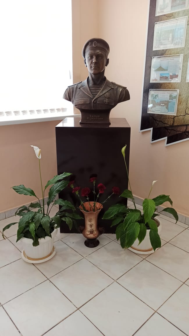 Открытие бюста героя